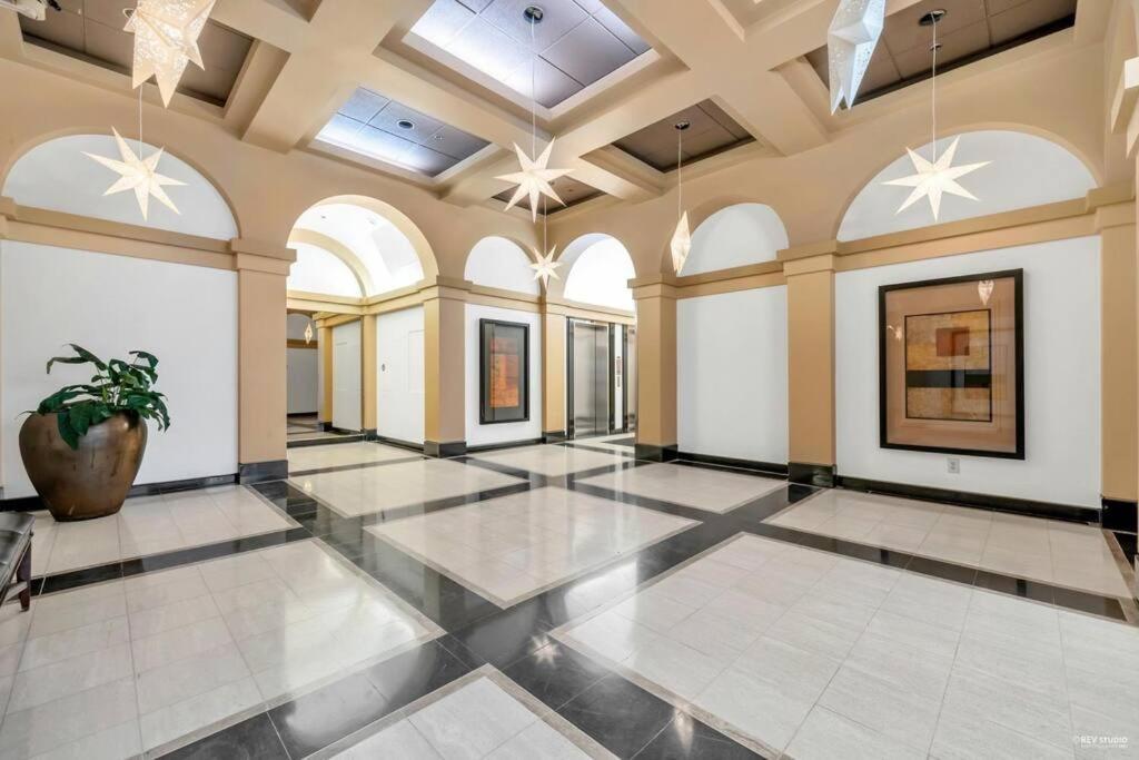 Modern Condo In The Heart Of Dt Overlooking City Vancouver Luaran gambar